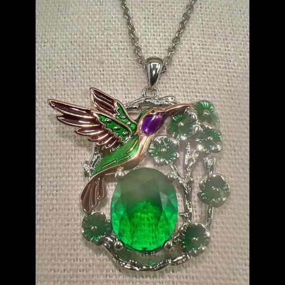 Stunning Hummingbird Pendant Necklace with Green Glass Gemstone - Picture 3 of 11